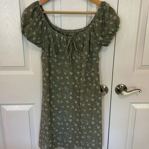 Dress by SO. She’ll polyester with lining.  Size S. Green with white flowers